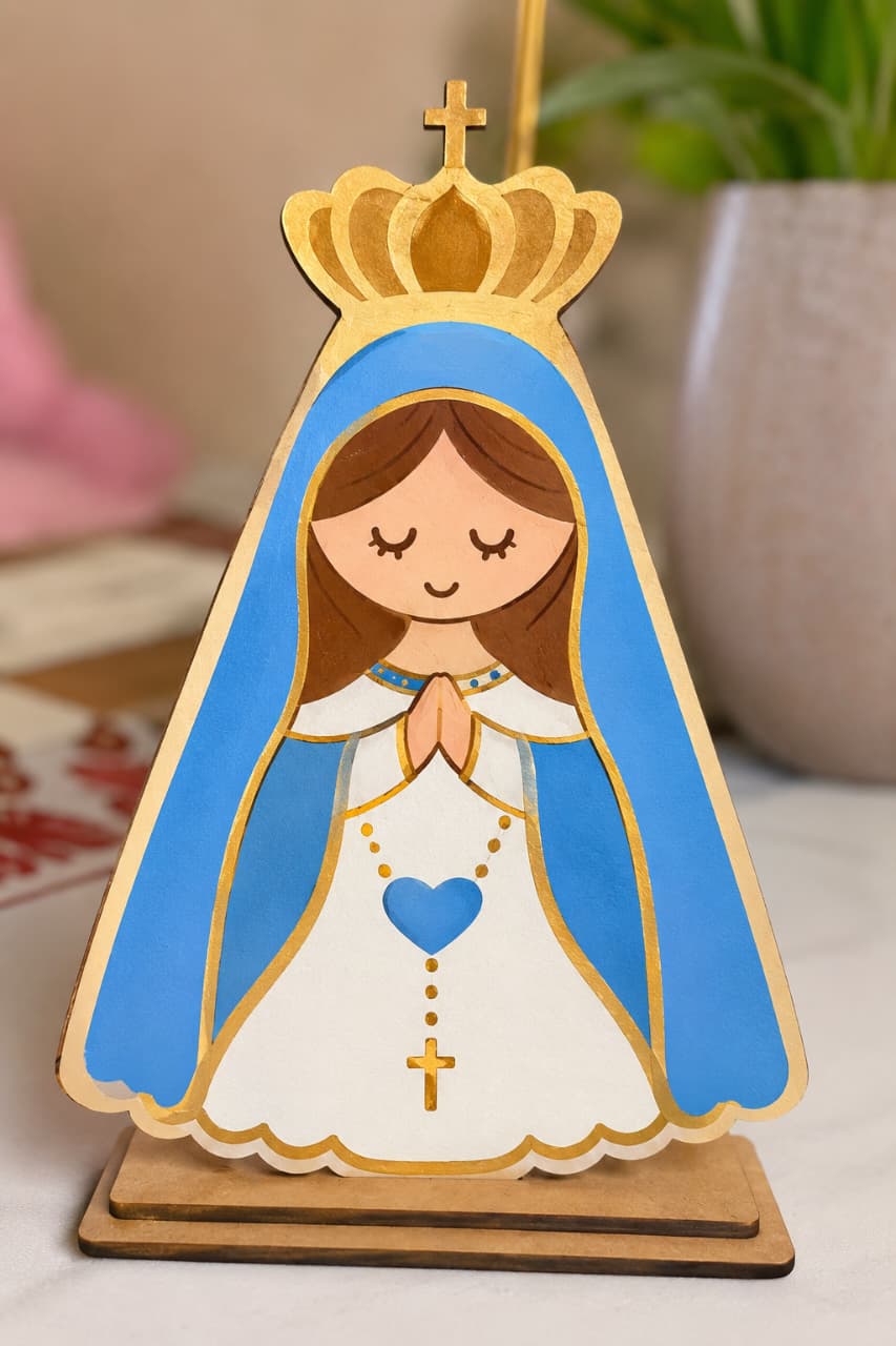 Peça de Nossa Senhora Aparecida produzida em MDF e pintada em azul, branco e dourado